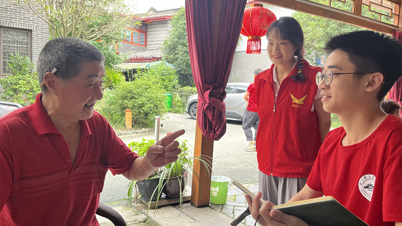团队成员向村民宣传习近平总书记关于乡村振兴的重要论述 beat365正版唯一入口必一黄超供图.jpg